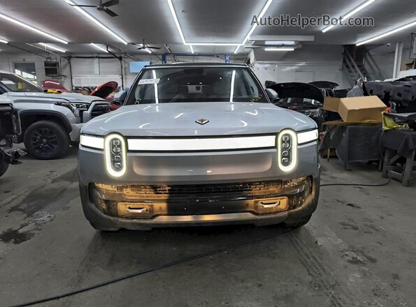 7PDSGBBA6RN045071 2024 RIVIAN R1S Silver წინა ხედი
