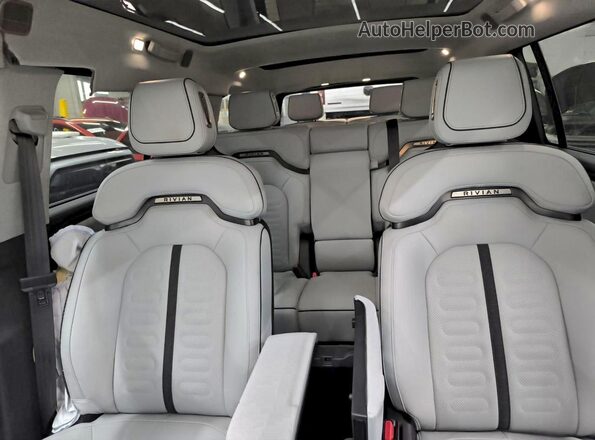 7PDSGBBA6RN045071 2024 RIVIAN R1S Silver უკანა სავარძლების ხედი