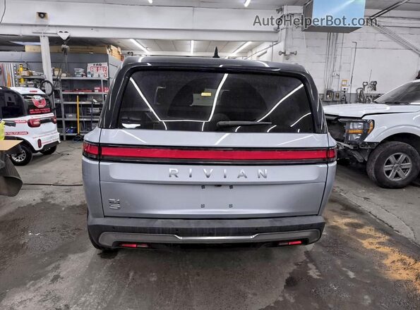 7PDSGBBA6RN045071 2024 RIVIAN R1S Silver უკანა ხედი