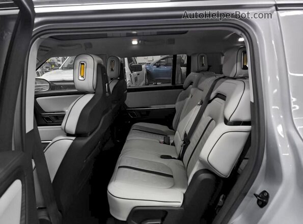 7PDSGBBA6RN045071 2024 RIVIAN R1S Silver უკანა სალონის ხედი