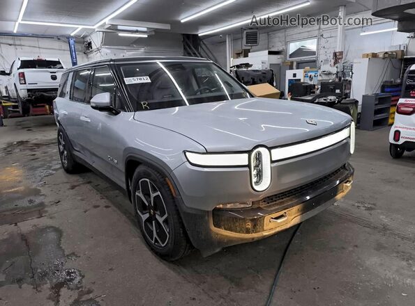7PDSGBBA6RN045071 2024 RIVIAN R1S Silver უკანა მარჯვენა