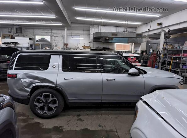 7PDSGBBA6RN045071 2024 RIVIAN R1S Silver სალონის 360-გრადუსიანი ხედი