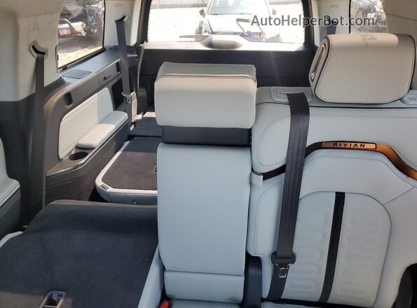 7PDSGBBA8SN047751 2025 RIVIAN R1S White Вид задніх сидінь