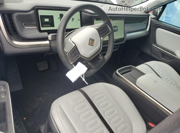 7PDSGBBA8SN047751 2025 RIVIAN R1S White Вид панелі приладів