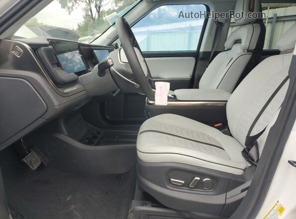 7PDSGBBA8SN047751 2025 RIVIAN R1S White Вид салону спереду