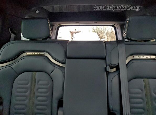 7PDSGCBA3TN077621 2026 RIVIAN R1S Gray უკანა სავარძლების ხედი