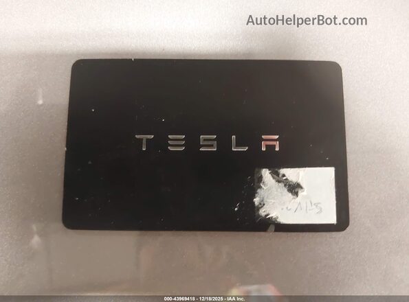 7SAXCAE58RF452490 2024 TESLA MODEL X Silver Вид панелі приладів