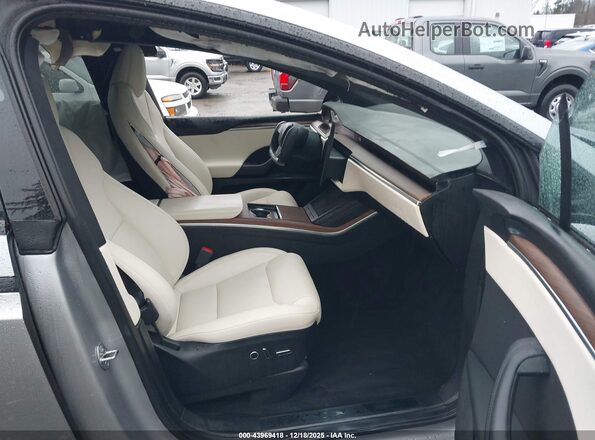 7SAXCAE58RF452490 2024 TESLA MODEL X Silver Вид задньої частини салону