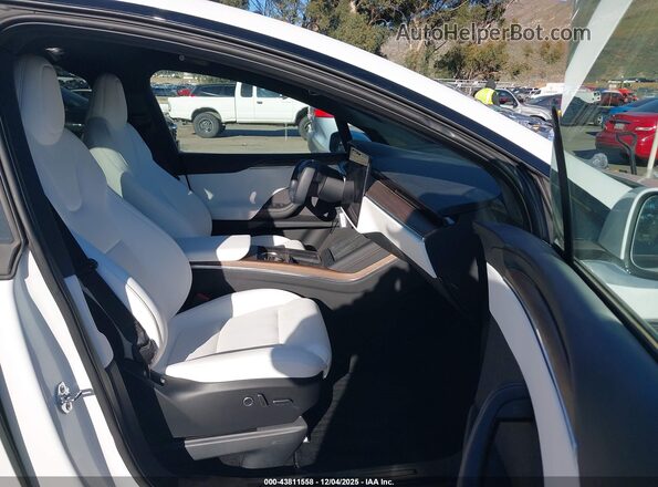 7SAXCBE50PF385113 2023 TESLA MODEL X White Vista interior delantera