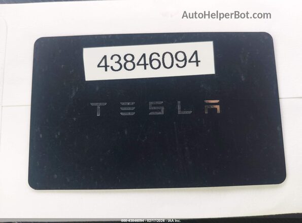 7SAXCBE66RF456066 2024 TESLA MODEL X Red Widok deski rozdzielczej