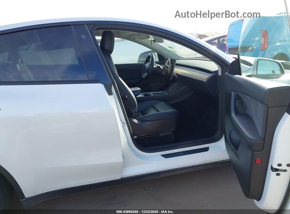 7SAYGAEE4NF490494 2022 TESLA MODEL Y Белый Вид салона спереди
