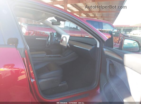 7SAYGAEE4RF092109 2024 TESLA MODEL Y Red Front interior view