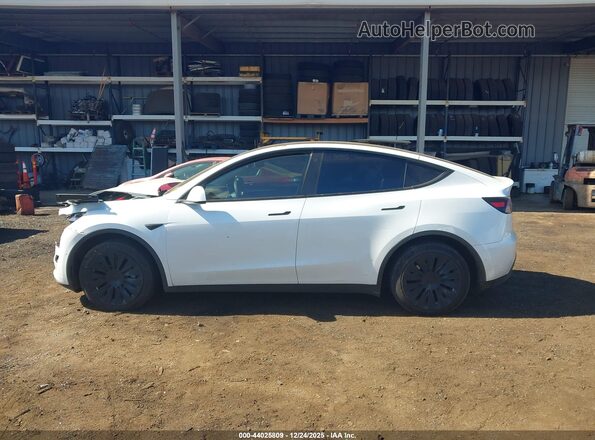 7SAYGAEE8NF540779 2022 TESLA MODEL Y White Панорамний вид салону 360°