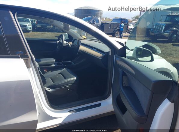 7SAYGAEE8NF540779 2022 TESLA MODEL Y White Вид салону спереду