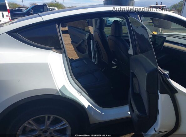 7SAYGAEE8NF540779 2022 TESLA MODEL Y White Вид наклейки з VIN-кодом