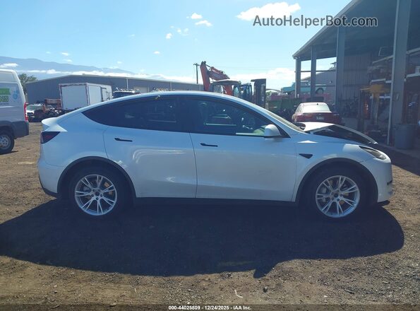 7SAYGAEE8NF540779 2022 TESLA MODEL Y White Вид задньої частини салону