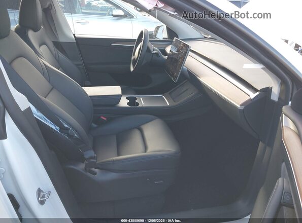 7SAYGDED2RF160531 2024 TESLA MODEL Y White Front interior view