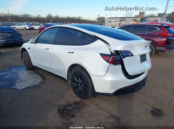 7SAYGDED2RF160531 2024 TESLA MODEL Y White Front view