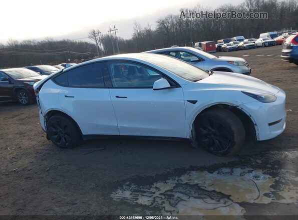 7SAYGDED2RF160531 2024 TESLA MODEL Y White Rear interior view