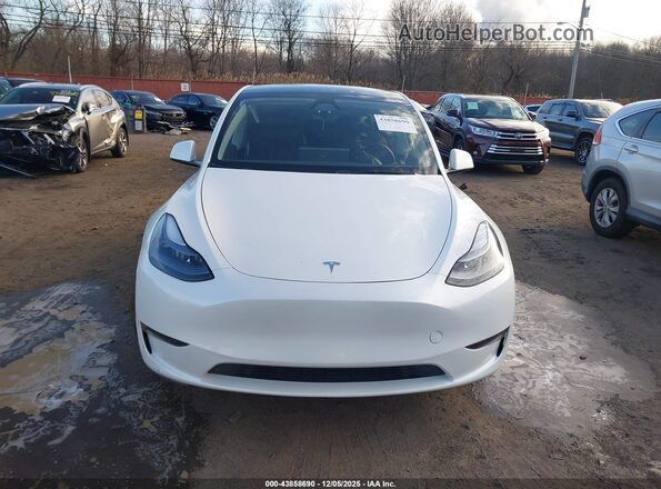 7SAYGDED2RF160531 2024 TESLA MODEL Y White Instrument cluster view
