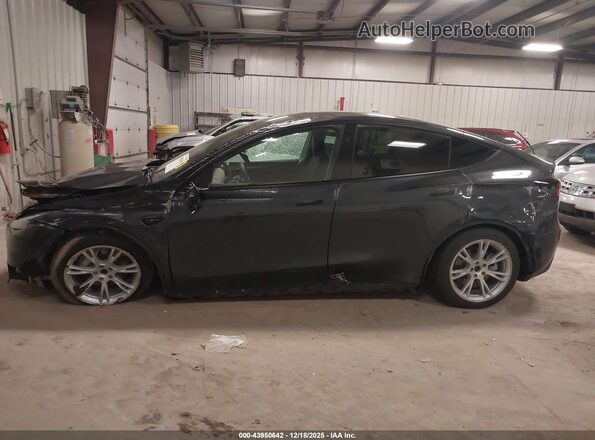 7SAYGDED3RF054296 2024 TESLA MODEL Y Gray Սալոնի հետևի տեսք