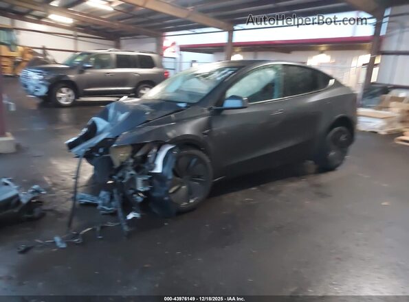 7SAYGDED4TA589268 2026 TESLA MODEL Y Gray წინა მარცხენა ხედი სამი მეოთხედიდან