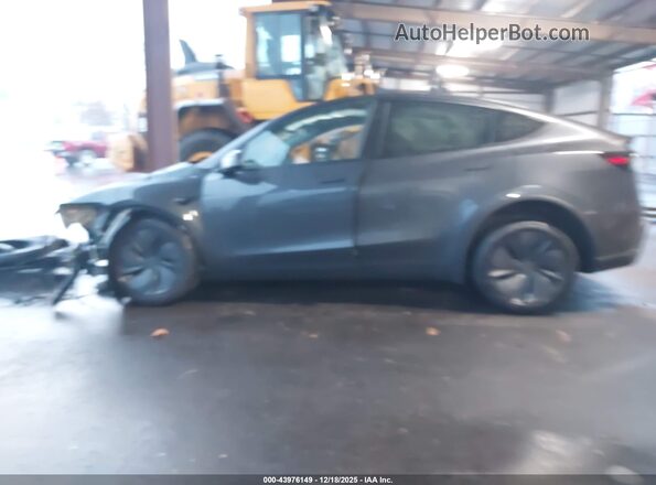 7SAYGDED4TA589268 2026 TESLA MODEL Y Gray უკანა სალონის ხედი