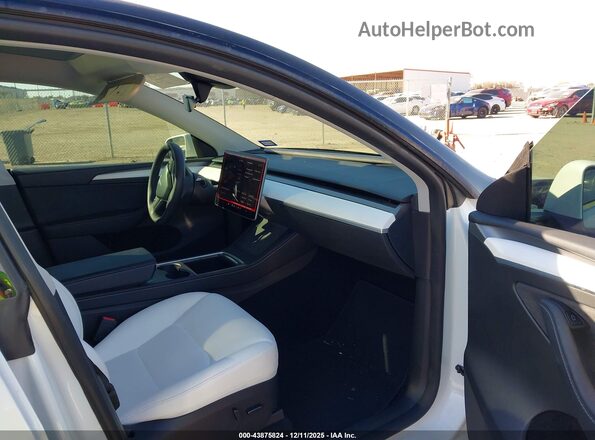 7SAYGDED5RF095433 2024 TESLA MODEL Y White Front interior view