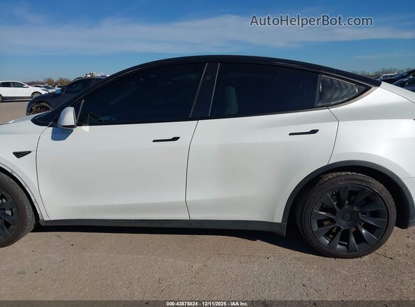7SAYGDED5RF095433 2024 TESLA MODEL Y White 360 interior view