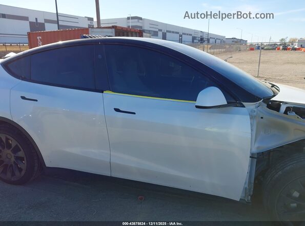 7SAYGDED5RF095433 2024 TESLA MODEL Y White Rear interior view