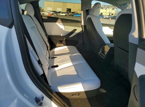7SAYGDEDXTA491555 2026 TESLA MODEL White უკანა სავარძლების ხედი