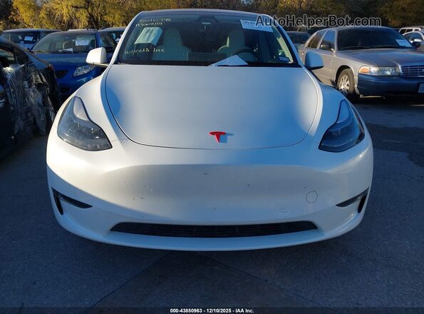 7SAYGDEE0RA252906 2024 TESLA MODEL Y Белый Вид панели приборов