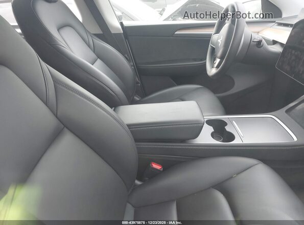 7SAYGDEE1PA117401 2023 TESLA MODEL Y White Widok wnętrza z przodu