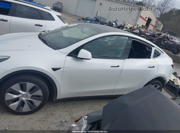 7SAYGDEE1PA117401 2023 TESLA MODEL Y White Widok wnętrza 360 stopni