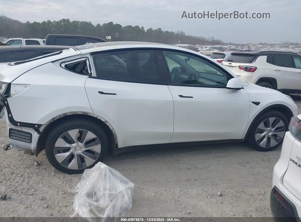 7SAYGDEE1PA117401 2023 TESLA MODEL Y White Widok wnętrza z tyłu