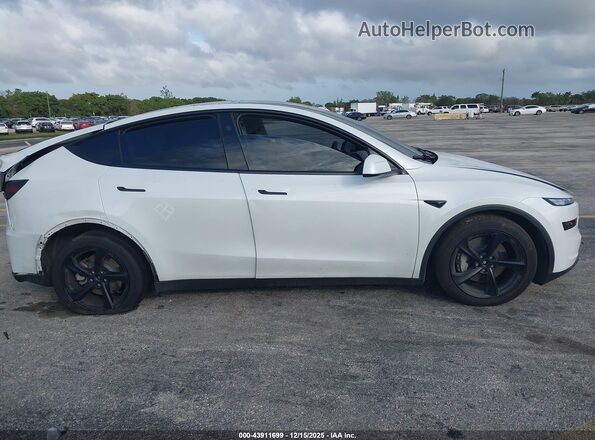 7SAYGDEE1TF368741 2026 TESLA MODEL Y White Вид задньої частини салону