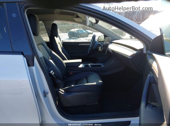 7SAYGDEE3RF185141 2024 TESLA MODEL Y Белый Вид салона спереди