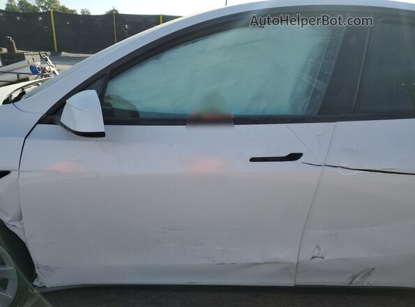 7SAYGDEE3TF327334 2026 TESLA MODEL White Widok wnętrza z przodu