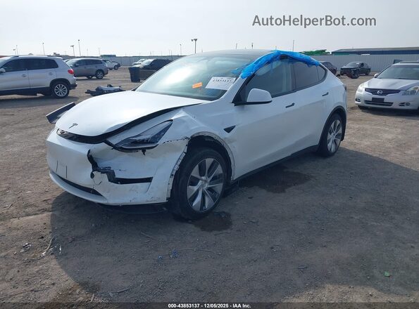 7SAYGDEE4PA045903 2023 TESLA MODEL Y White Առջևի ձախ երեք քառորդ տեսարան