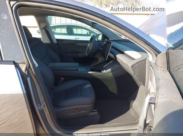 7SAYGDEE4TA396725 2026 TESLA MODEL Y Серебряный Вид салона спереди