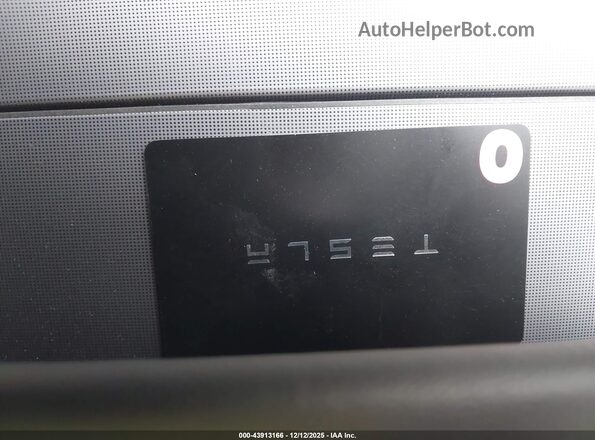 7SAYGDEE5TA414312 2026 TESLA MODEL Y Silver Widok deski rozdzielczej