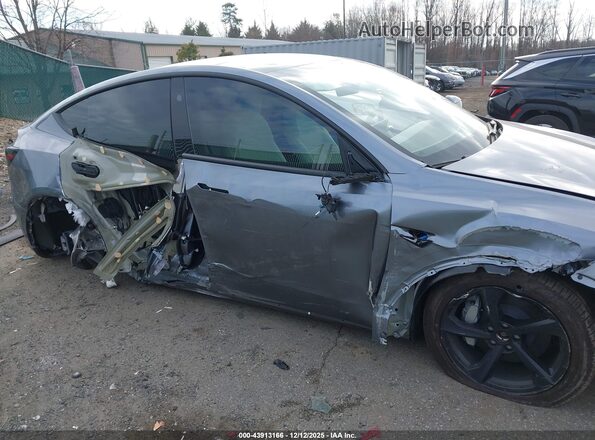7SAYGDEE5TA414312 2026 TESLA MODEL Y Silver Widok z przodu