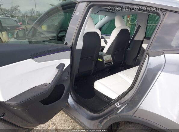 7SAYGDEE5TA414312 2026 TESLA MODEL Y Silver Widok naklejki z numerem VIN
