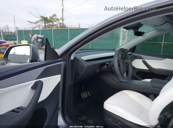 7SAYGDEE5TA414312 2026 TESLA MODEL Y Silver Widok wnętrza z przodu