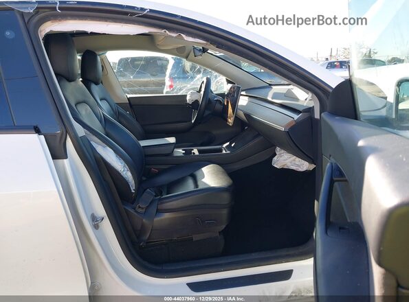 7SAYGDEE6NF410081 2022 TESLA MODEL Y Белый Вид салона спереди
