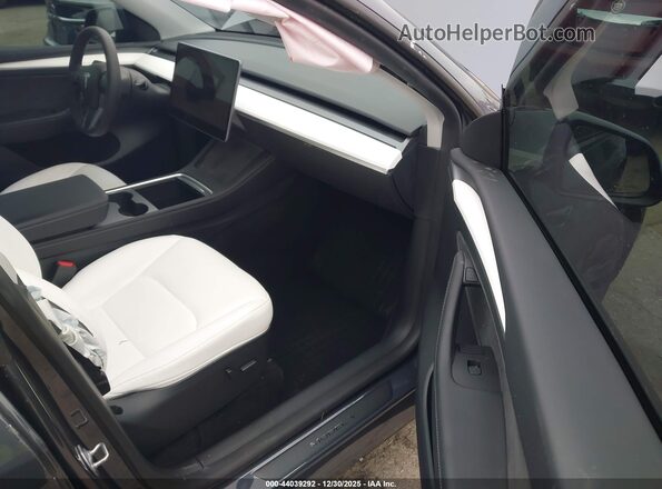7SAYGDEE9PF960362 2023 TESLA MODEL Y Gray Widok wnętrza z przodu