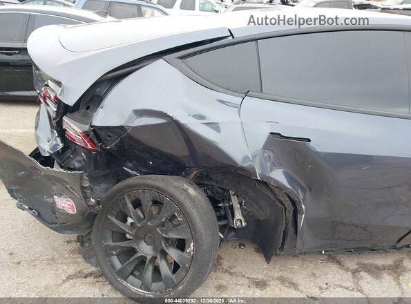 7SAYGDEE9PF960362 2023 TESLA MODEL Y Gray Widok z przodu