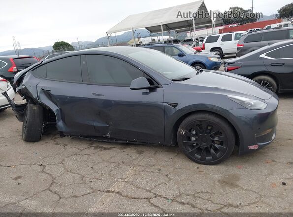 7SAYGDEE9PF960362 2023 TESLA MODEL Y Gray Widok wnętrza z tyłu