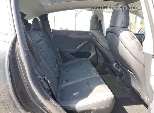 7SAYGDEE9TF353453 2026 TESLA MODEL Gray Widok tylnych siedzeń