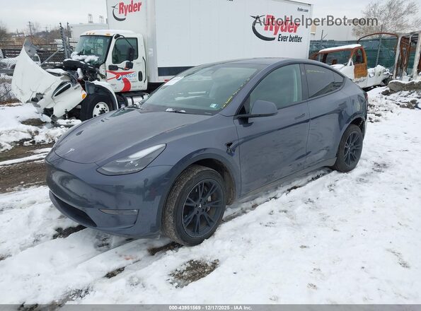7SAYGDEEXPF834415 2023 TESLA MODEL Y Gray Vista tres cuartos delantera izquierda